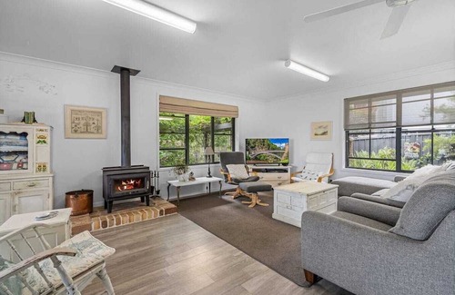 Lake Macquarie City Council House | Entire House Lakeside, panoramic water views, private Pool, 500m to boat ramp