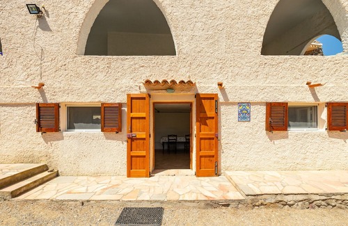 Sant'Antioco House | Holiday Home 'Fronte Mare Azzurro' with Sea View, Shared Garden and Wi-Fi