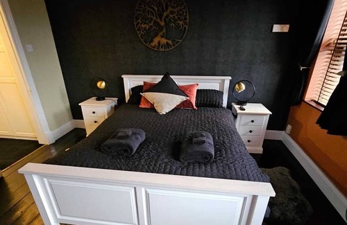 Stoke-on-Trent House | Spacious Home - King Size Bed - Pets - In Oak Hill / Trent Vale