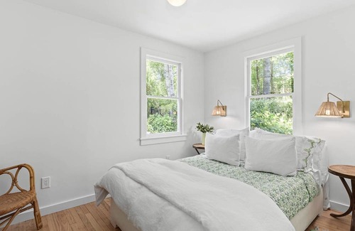 Springs Cottage | Cheerful cottage walking distance from Louse Point!