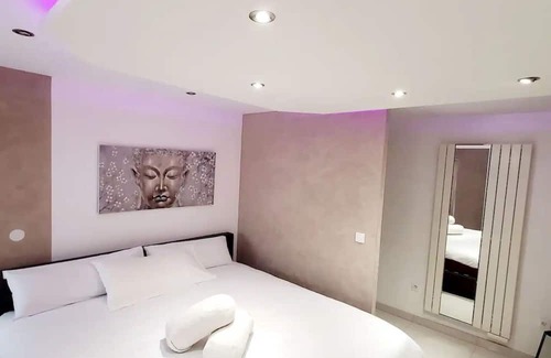 Publier Apartment | Holiday Apartment "Grand Standing Les Pieds Dans L'Eau" with Lake View, Private Terrace & Wi-Fi