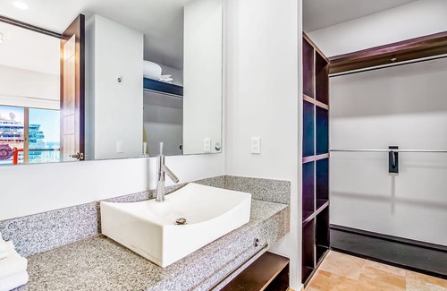 Palmar de Aramara Condo | 8th-floor ocean-view condo with balcony, outdoor pool, gym, washer/dryer, & AC