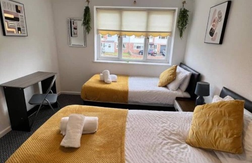 Northampton House | Impeccable 3 bed House in Northampton-perfect for families, contractors