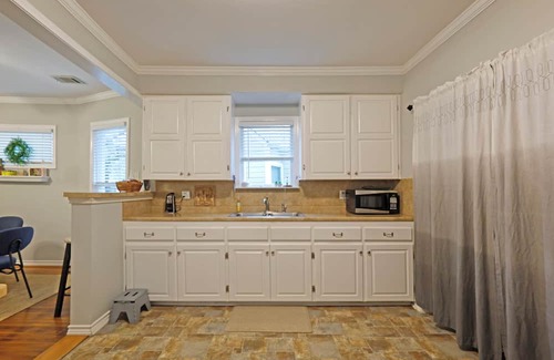 Hillsboro House | Charming VRBO in Historic District - near Downtown and easy access to Waco/DFW