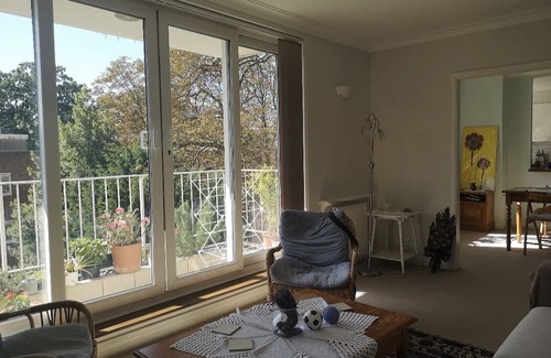 Holland Park Cabin | London/Kensington in suite double room for non smoking female professionals.