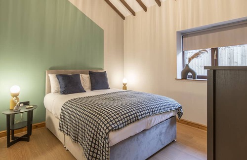 South Norwood Cottage | Swan (Alarch) - a glan morfa lodge that sleeps 6 guests in 3 bedrooms