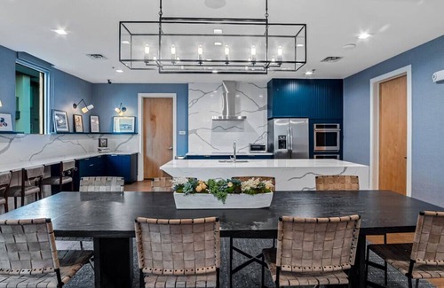Fort Worth Apartment | Palatial Luxury - 1 King BR | Pool | Gym | Laundry