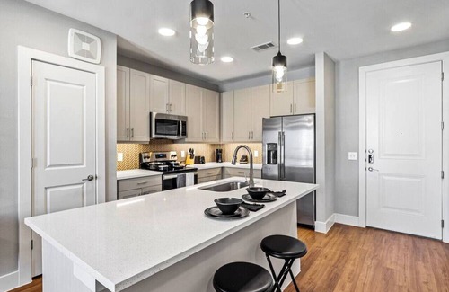 Fort Worth Apartment | Luxe Haven 1 BR | 15 Mins to Downtown | Pool | Gym