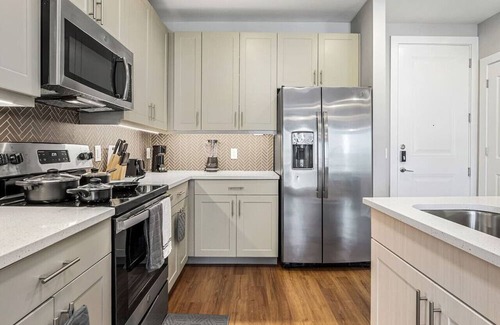 Fort Worth Apartment | Luxe Haven 1 BR | 15 Mins to Downtown | Pool | Gym