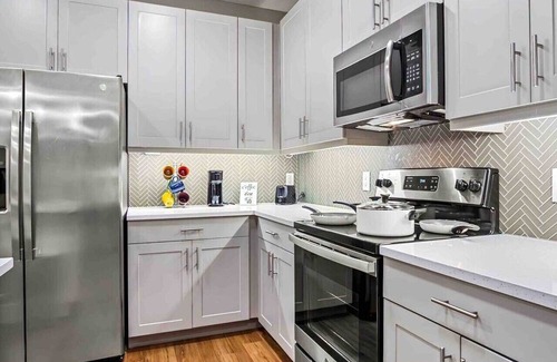 Fort Worth Apartment | Modern Escape: 1 King BR with Gym | Pool | Laundry