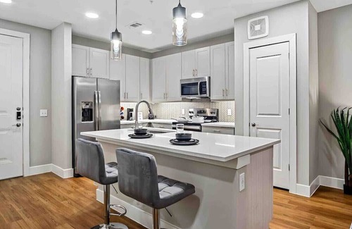 Fort Worth Apartment | Modern Escape: 1 King BR with Gym | Pool | Laundry