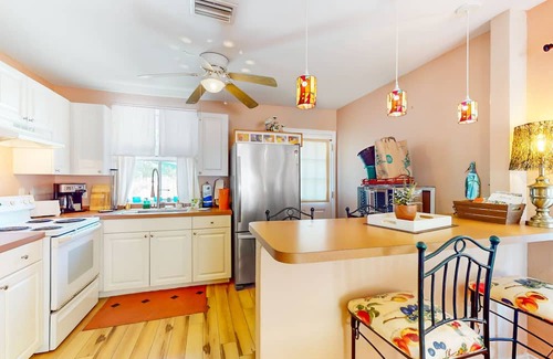 Gillespie Park Cottage | Charming dog-friendly cottage with patio & home office - near golf & the beach