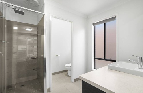 Truganina House | Spacious House @Truganina WIFI available 2.5km from Local Shopping Centre