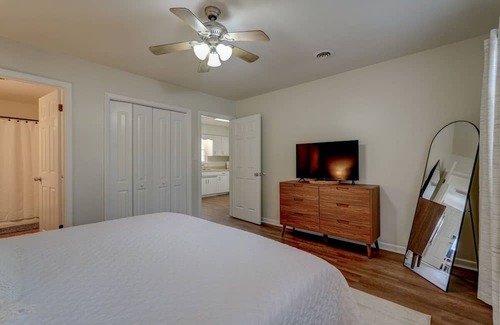 Drayton House | Comfortable home, workspace, close to downtown, schools, and hospitals