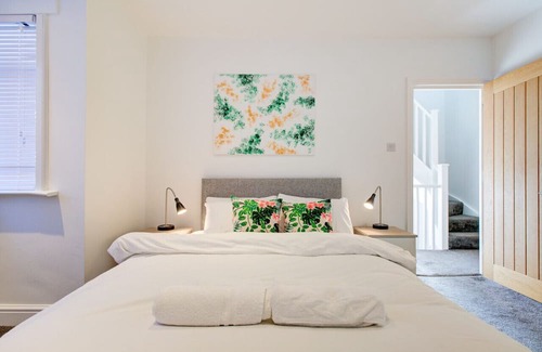Havering House | Tranquil Stay 5BR House in Romford w/ Free Parking