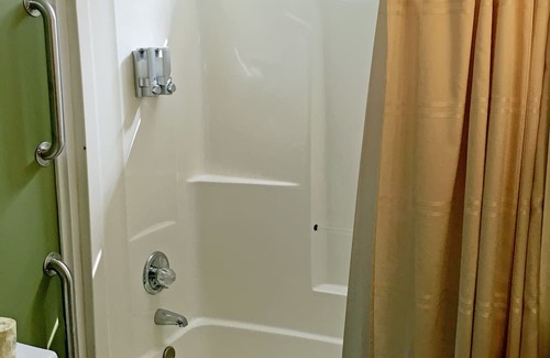 Flat Rock Cottage | The Dogwood 4 bedroom 2 Bath- Sleeps 8 Centrally located in Flat Rock NC