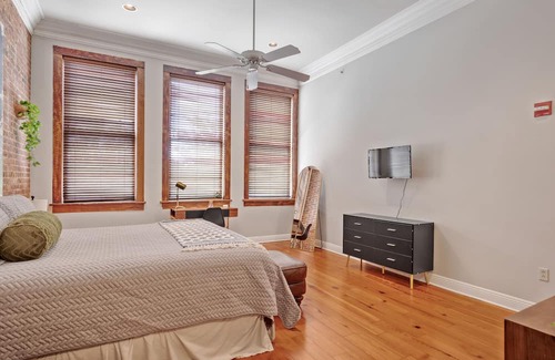Downtown Apartment | Downtown Retro Penthouse Apartment w/ Private Gated Parking