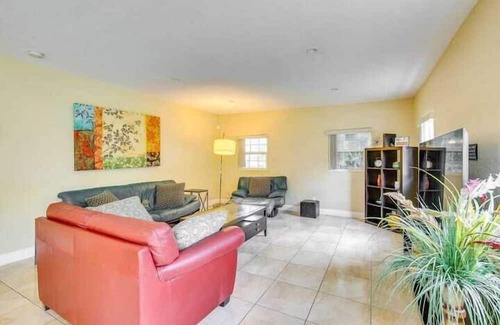 Plantation Apartment | 3 Bedroom 834227 by Houzlet