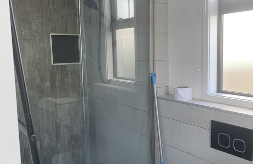 Ranui House | Ensuite closer to trains and takeaways