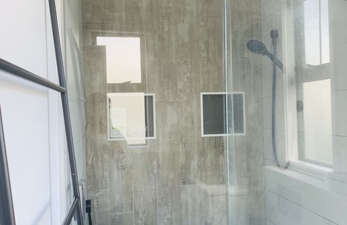 Ranui House | Ensuite closer to trains and takeaways