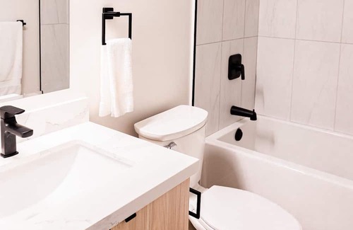 Kitchener Apartment | Trendy 1 queen bed studio Prime Downtown location!