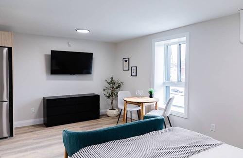 Kitchener Apartment | Trendy 1 queen bed studio Prime Downtown location!