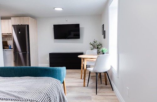 Kitchener Apartment | Trendy 1 queen bed studio Prime Downtown location!
