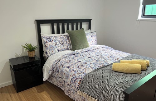 Florey Cottage | Lovely brand-new three bedroom guest house in Florey