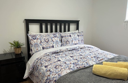 Florey Cottage | Lovely brand-new three bedroom guest house in Florey