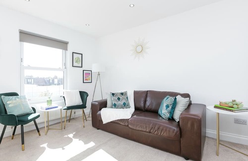 Abbey Apartment | Stunning 2 bedrooms Apartment S/Wimbledon London with Parking and Strong WiFi.