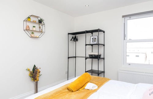 Abbey Apartment | Stunning 2 bedrooms Apartment S/Wimbledon London with Parking and Strong WiFi.
