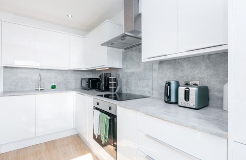 Abbey Apartment | Stunning 2 bedrooms Apartment S/Wimbledon London with Parking and Strong WiFi.