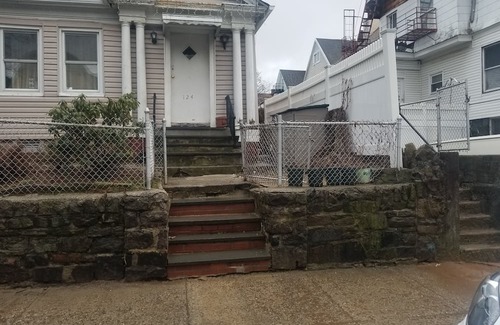 Ludlow Apartment | Basement Apartment Close to Bus & Metro-North