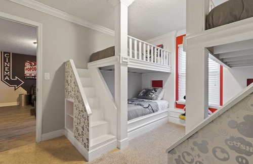 Loughman Villa | Private Resort Villa 6 BR, Pool/Hot Tub, Home Theater, Central to Theme Parks