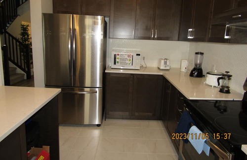 Ottawa Division House | New Modern & Classy 4BD/3.5 Bath Townhome|SelfCheck-In+Parking & Kitchen-Kanata