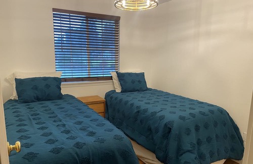 Lakewood House | Stylish Mid-century 3 bed 2 bath Home by Lake Steilacoom, JBLM, the beach and I5