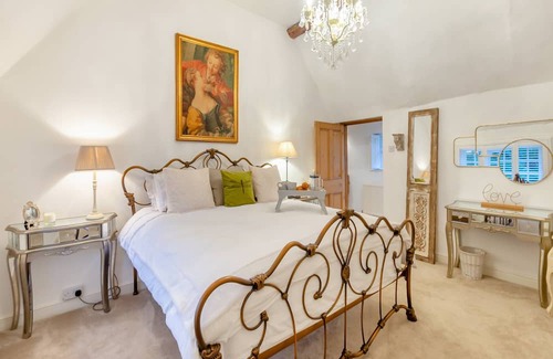 Leicester Cottage | A stunning 16th Century Cottage surrounded by a beautiful landscaped garden in the fabulous rural Le