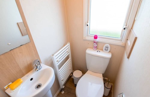 New Romney Cottage | Willerby Etchingham ND30 3B - a caravan that sleeps 8 guests in 3 bedrooms