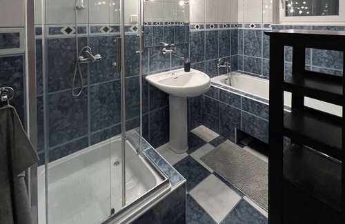 Srodmiescie Apartment | Parkside Charm by the Odra River near ZOO