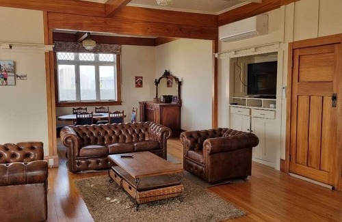 Frankton House | Hosts on the Coast - Stunning Hamilton Lake Views