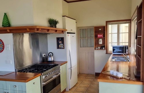 Frankton House | Hosts on the Coast - Stunning Hamilton Lake Views