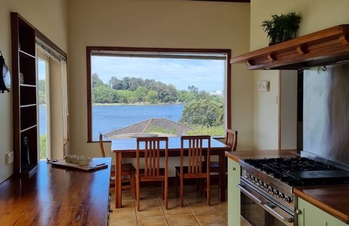 Frankton House | Hosts on the Coast - Stunning Hamilton Lake Views