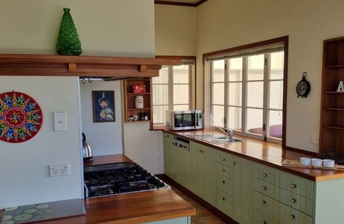 Frankton House | Hosts on the Coast - Stunning Hamilton Lake Views