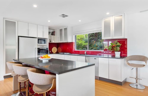 Sunshine Beach House | 350m to ocean | 600m to shops/restaurants | 2 BR | 2.5 bath | A/C | Wi-Fi