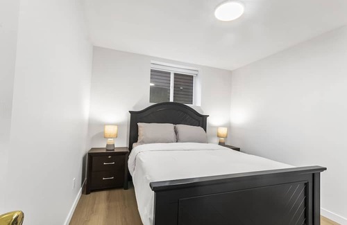 Guildford House | Pristine 3 Beds 2 Washroom Guest Suite in Surrey
