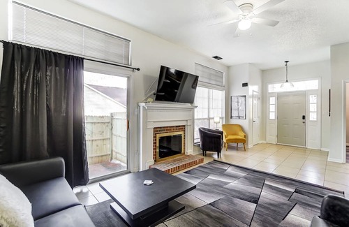 Charlotte House | Glam House w/ King Bed + Hot Tub