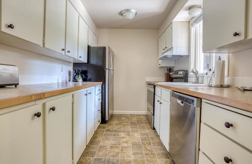 Moss Bay Apartment | Outstanding Kirkland 2BR w/ Deck & Yard, nr Waterfront, by Blueground