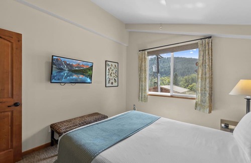 Leavenworth House | Alpine Views, Two Suites Grace Luxury Chalet Townhome in Heart of Leavenworth!