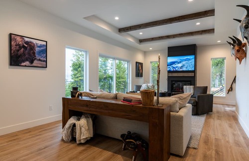 Lakeside House | Blacktail Mountain Home w/ Lakeview. Walk to town!