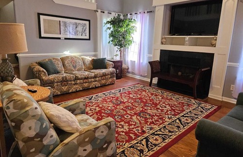 Olive Branch House | Spacious, State Line, Private Pool with king Beds